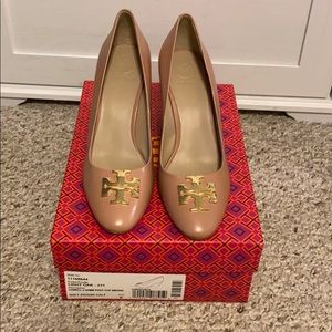 NWT Tory Burch Lowell Wedge in light oak. Sz 8